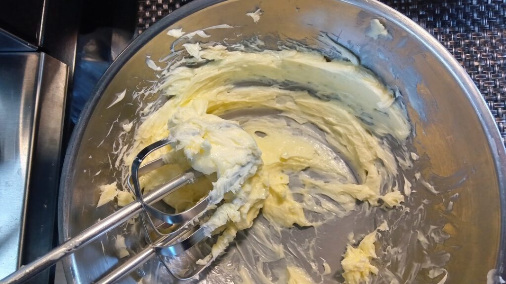 常温に戻したバターをハンドミキサーでクリーム状に練った状態