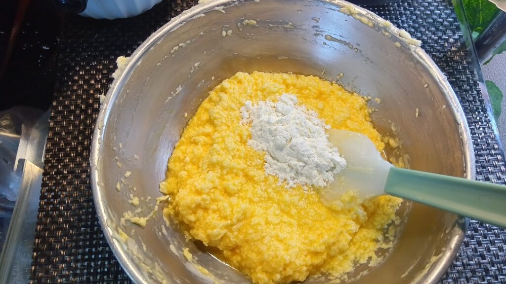分離した生地に薄力粉を大さじ1加えて分離を解消する対処法①