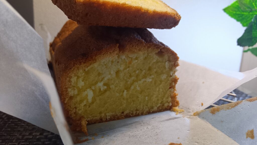 完成したパウンドケーキの断面。しっとりふわっふわの食感
